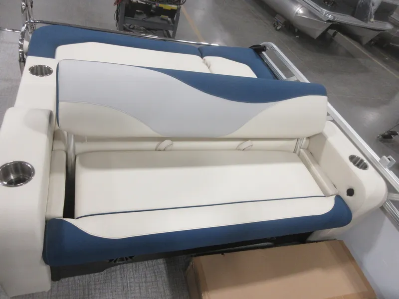 Slide: The Image of Avalon LSZ - 25 FT Entertainer Triple-toon "Bluewater Belle" 2026 - 18