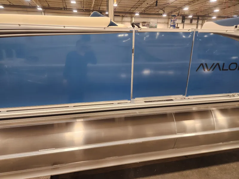 Slide: The Image of Avalon LSZ - 25 FT Entertainer Triple-toon "Bluewater Belle" 2026 - 4
