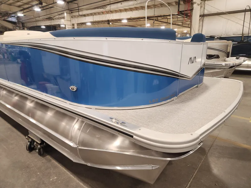 Slide: The Image of Avalon LSZ - 25 FT Entertainer Triple-toon "Bluewater Belle" 2026 - 7