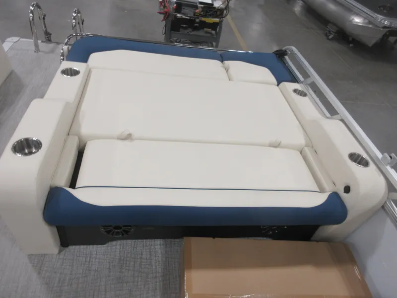 Slide: The Image of Avalon LSZ - 25 FT Entertainer Triple-toon "Bluewater Belle" 2026 - 19