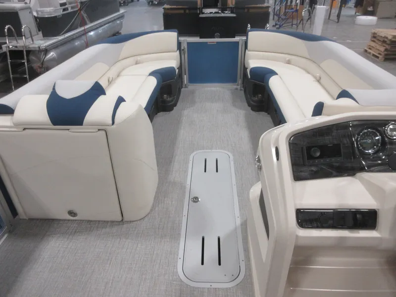Slide: The Image of Avalon LSZ - 25 FT Entertainer Triple-toon "Bluewater Belle" 2026 - 11
