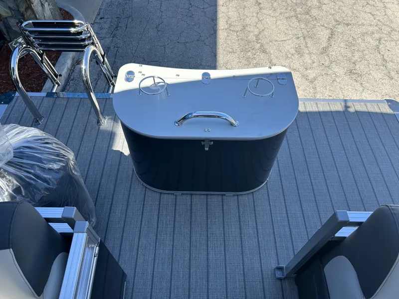Slide: The Image of Tahoe Pontoons 2185 LTZ QUAD LOUNGER 2026 - 8