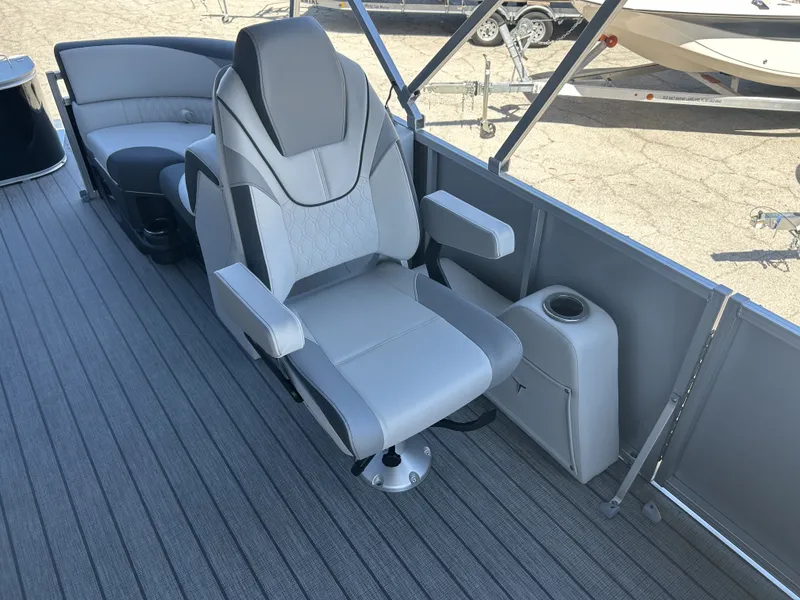 Slide: The Image of Tahoe Pontoons 2185 LTZ QUAD LOUNGER 2026 - 5
