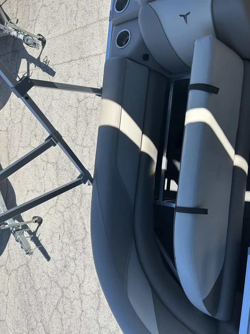Slide: The Image of Tahoe Pontoons 2385 QUAD LOUNGER 2026 - 13