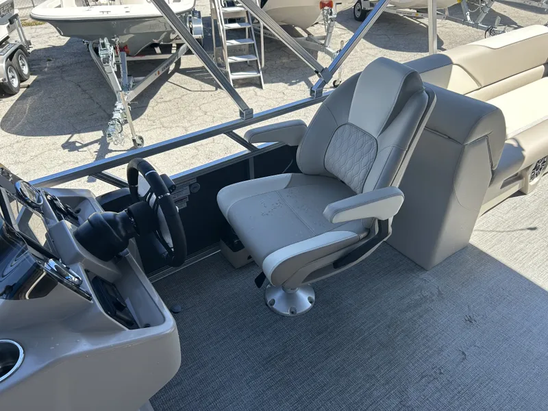 Slide: The Image of Tahoe Pontoons 2385 QUAD LOUNGER 2026 - 6