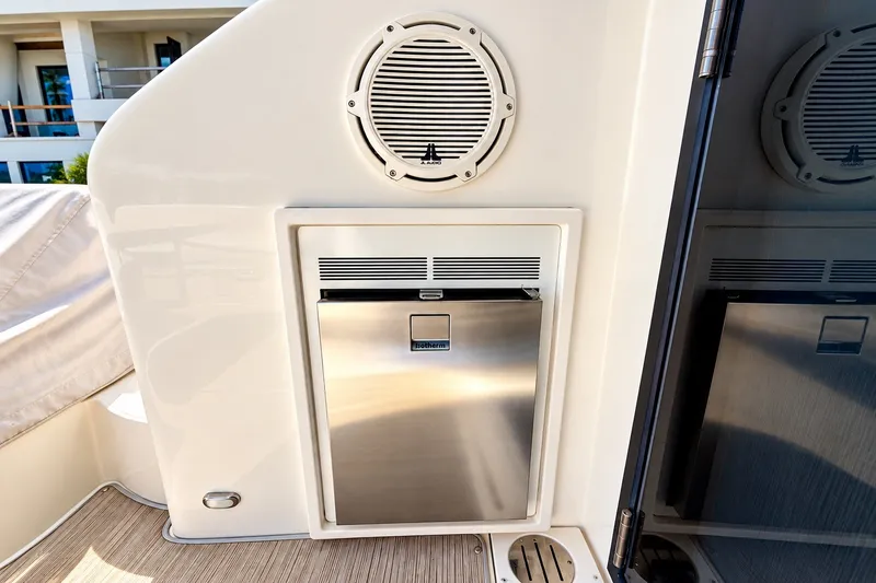 Slide: The Image of Carver Yachts C37 Coupe 2019 - 13