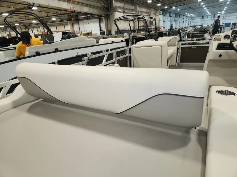 Slide: The Image of Avalon Venture - 21 FT Versatile Rear Bench (20' Deck) 2026 - 14