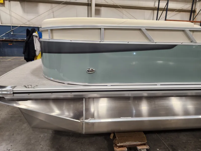 Slide: The Image of Avalon VLS Quad Lounge - 23 FT "Breakfast at Tiffany's" 2026 - 6