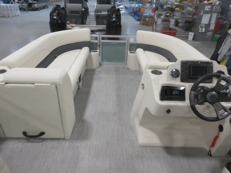 Slide: The Image of Avalon VLS Quad Lounge - 23 FT "Breakfast at Tiffany's" 2026 - 9