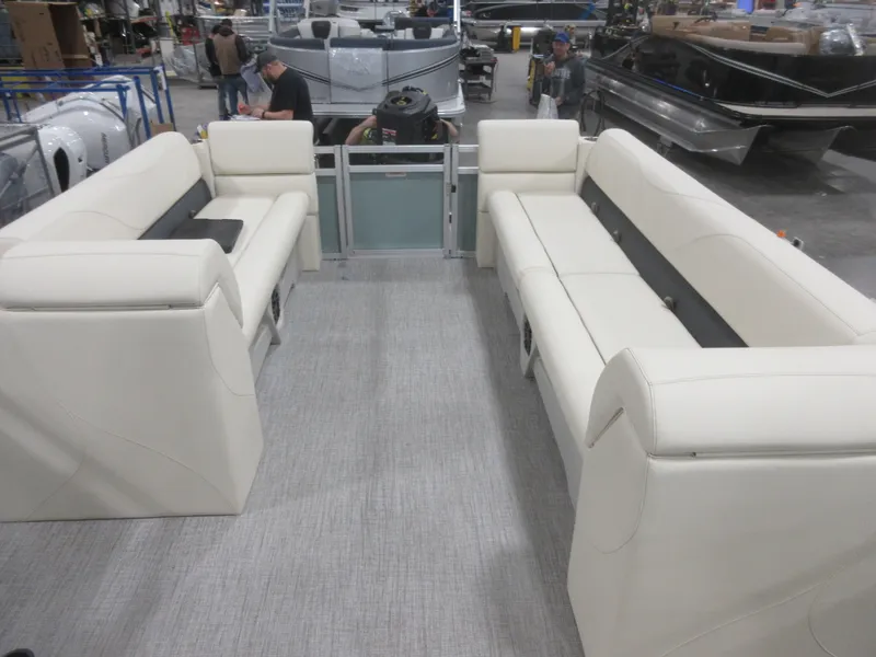 Slide: The Image of Avalon VLS Quad Lounge - 23 FT "Breakfast at Tiffany's" 2026 - 10