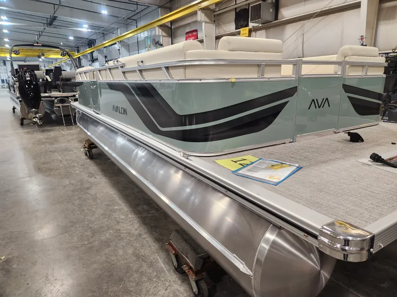 Slide: The Image of Avalon VLS Quad Lounge - 23 FT "Breakfast at Tiffany's" 2026 - 5