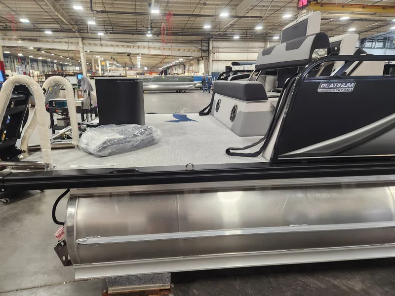 Slide: The Image of Avalon LSZ - 19 FT Cruise Rear Bench "Tiffany" 2026 - 8