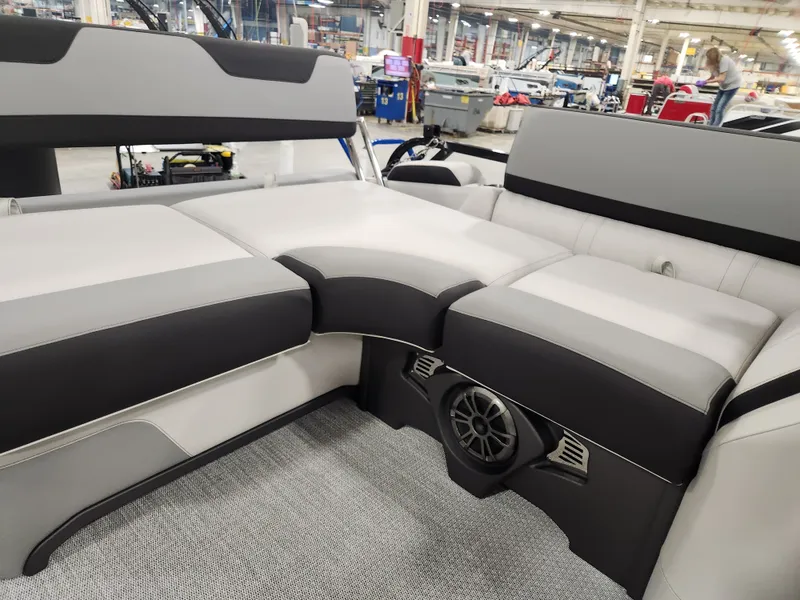 Slide: The Image of Avalon LSZ - 19 FT Cruise Rear Bench "Tiffany" 2026 - 17