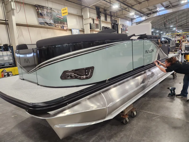 Slide: The Image of Avalon LSZ - 19 FT Cruise Rear Bench "Tiffany" 2026 - 6
