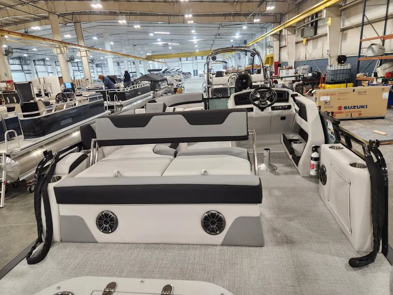 Slide: The Image of Avalon LSZ - 19 FT Cruise Rear Bench "Tiffany" 2026 - 14