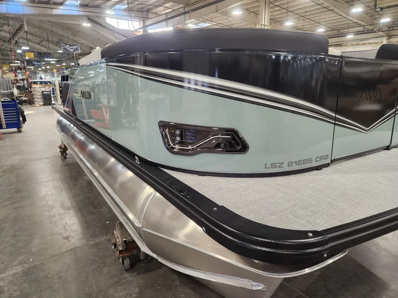 Slide: The Image of Avalon LSZ - 19 FT Cruise Rear Bench "Tiffany" 2026 - 9