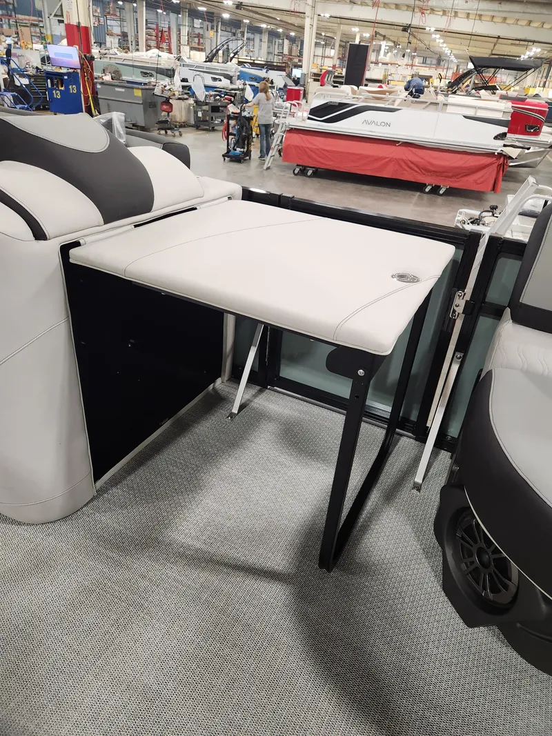 Slide: The Image of Avalon LSZ - 19 FT Cruise Rear Bench "Tiffany" 2026 - 19