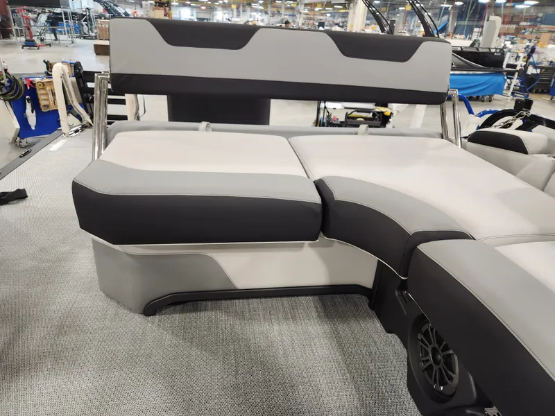 Slide: The Image of Avalon LSZ - 19 FT Cruise Rear Bench "Tiffany" 2026 - 15