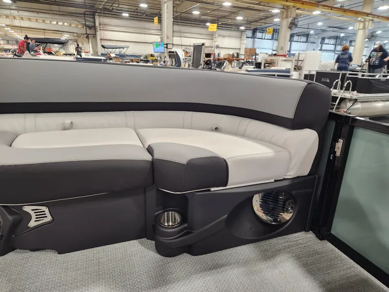 Slide: The Image of Avalon LSZ - 19 FT Cruise Rear Bench "Tiffany" 2026 - 12