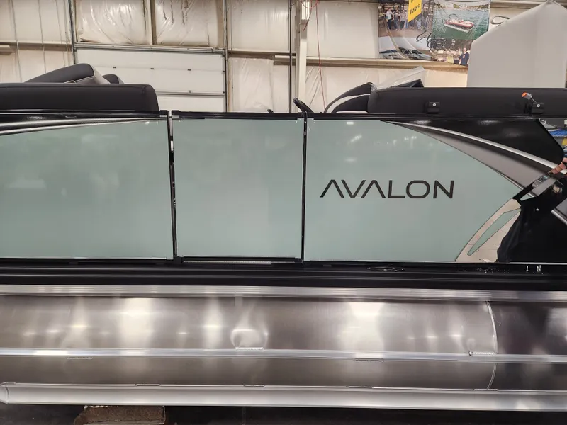 Slide: The Image of Avalon LSZ - 19 FT Cruise Rear Bench "Tiffany" 2026 - 4