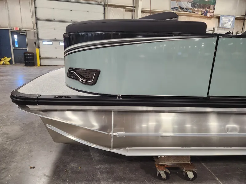 Slide: The Image of Avalon LSZ - 19 FT Cruise Rear Bench "Tiffany" 2026 - 5