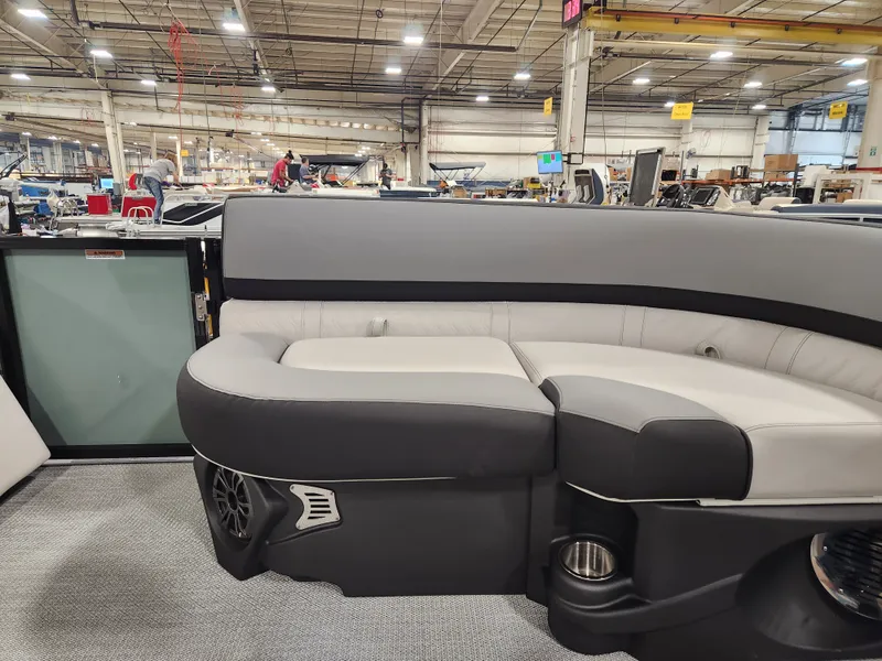 Slide: The Image of Avalon LSZ - 19 FT Cruise Rear Bench "Tiffany" 2026 - 13