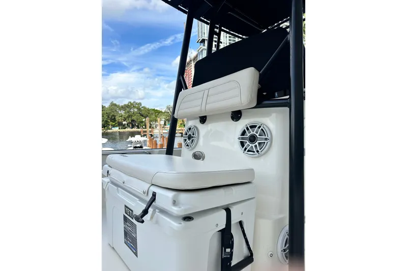 Slide: The Image of Boston Whaler 190 Montauk 2023 - 9
