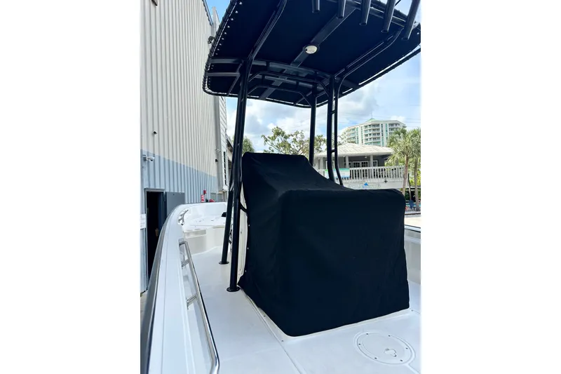 Slide: The Image of Boston Whaler 190 Montauk 2023 - 6