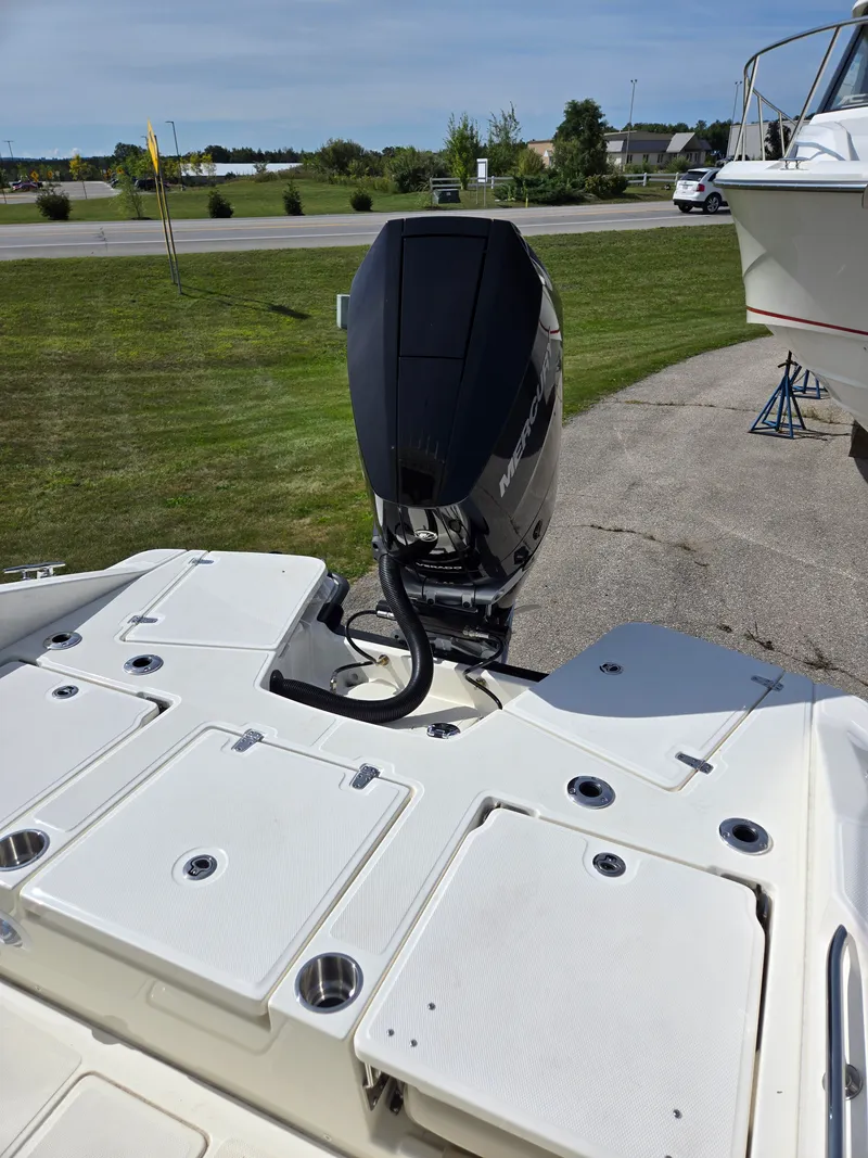 Slide: The Image of Boston Whaler Dauntless 2025 - 8