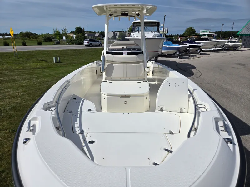 Slide: The Image of Boston Whaler Dauntless 2025 - 3