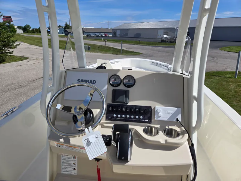Slide: The Image of Boston Whaler Dauntless 2025 - 6