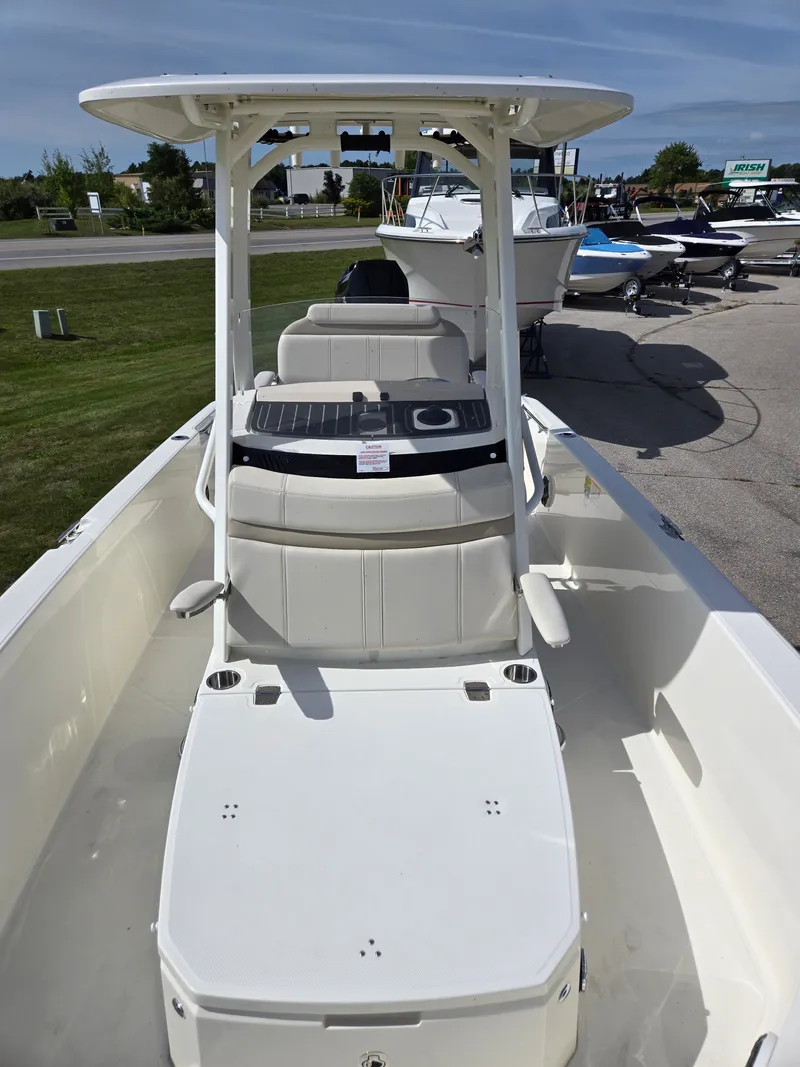 Slide: The Image of Boston Whaler Dauntless 2025 - 7