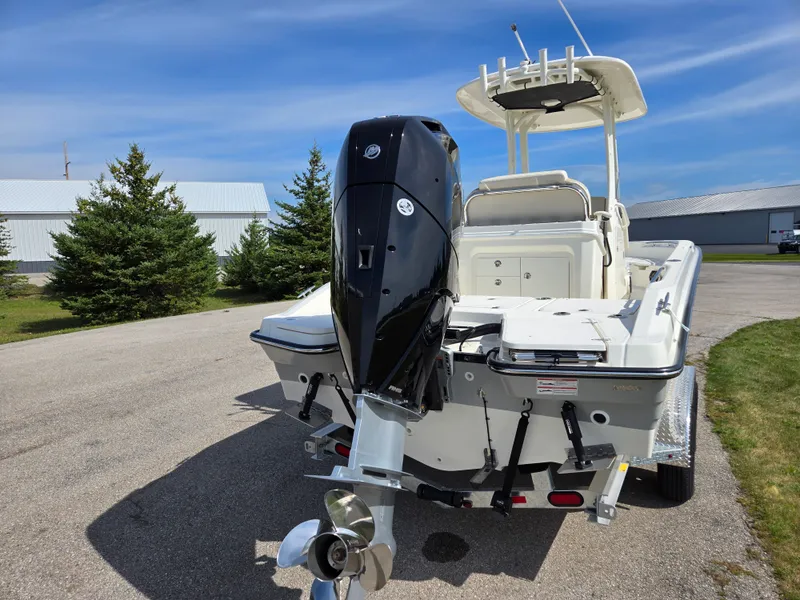 Slide: The Image of Boston Whaler Dauntless 2025 - 5