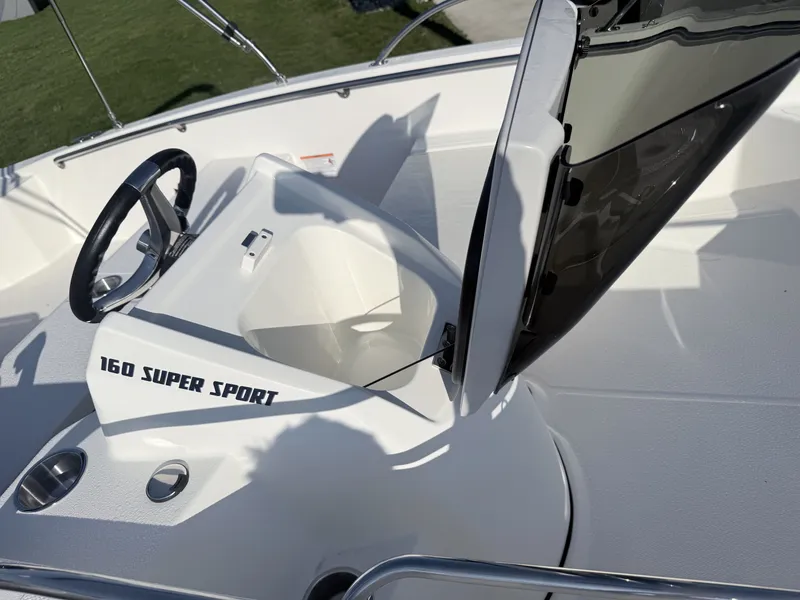 Slide: The Image of Boston Whaler Super Sport 2026 - 8