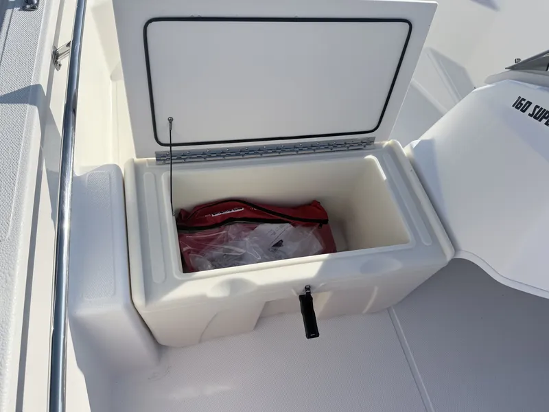 Slide: The Image of Boston Whaler Super Sport 2026 - 6