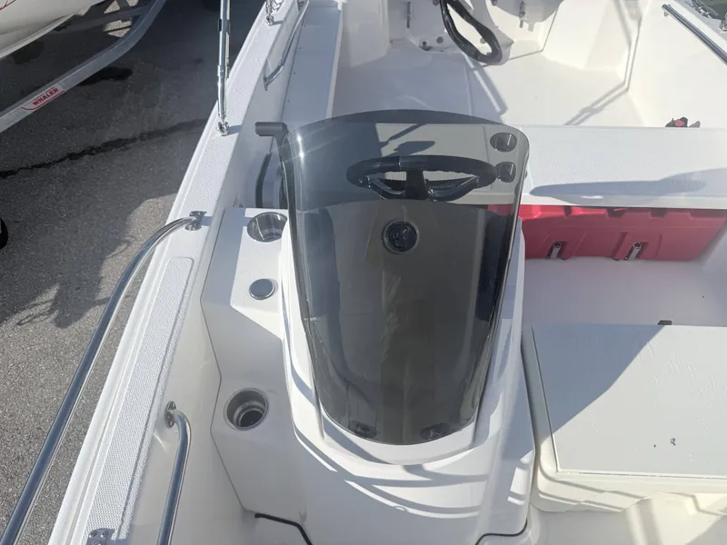 Slide: The Image of Boston Whaler Super Sport 2026 - 11