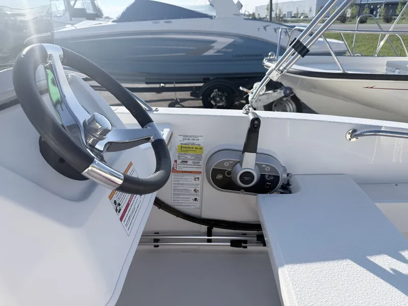 Slide: The Image of Boston Whaler Super Sport 2026 - 7