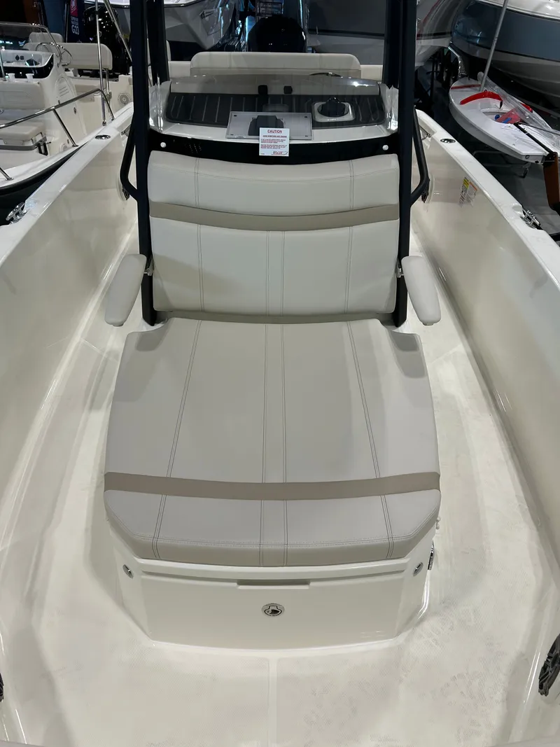 Slide: The Image of Boston Whaler Dauntless 2025 - 12