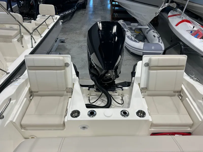 Slide: The Image of Boston Whaler Dauntless 2025 - 7