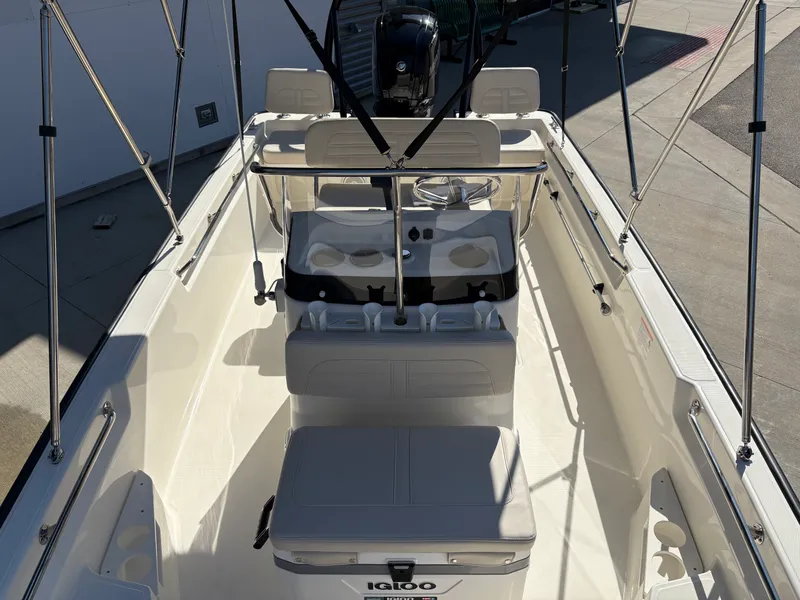 Slide: The Image of Boston Whaler 170 Montauk 2026 - 16