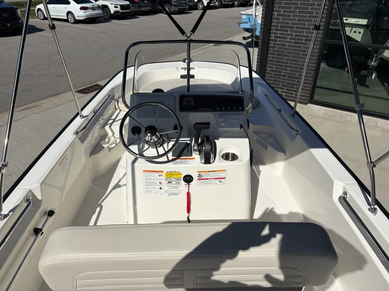 Slide: The Image of Boston Whaler 170 Montauk 2026 - 8