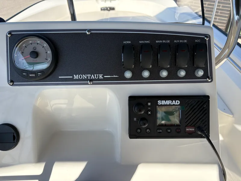 Slide: The Image of Boston Whaler 170 Montauk 2026 - 12