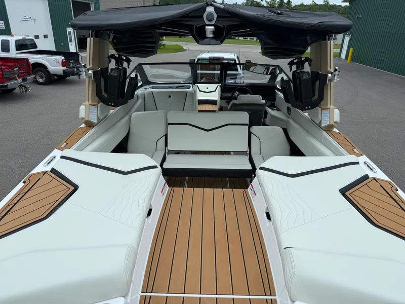 Slide: The Image of Nautique G23 2025 - 10