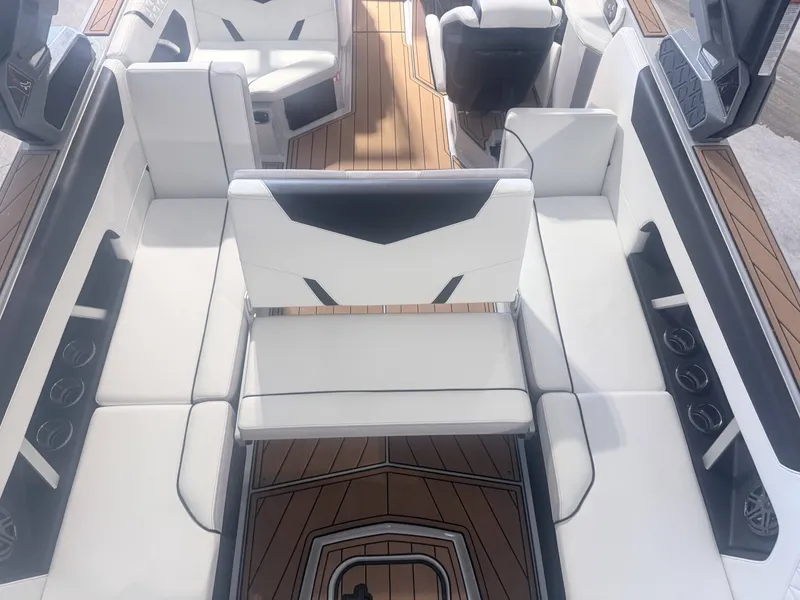 Slide: The Image of Nautique GS24 2026 - 12