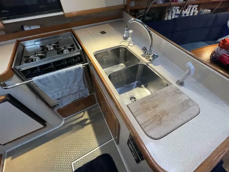 Slide: The Image of CATALINA YACHTS 380 Special 1997 - 20