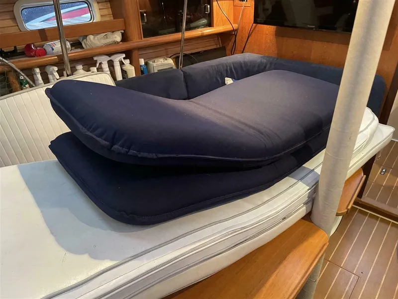 Slide: The Image of CATALINA YACHTS 380 Special 1997 - 17