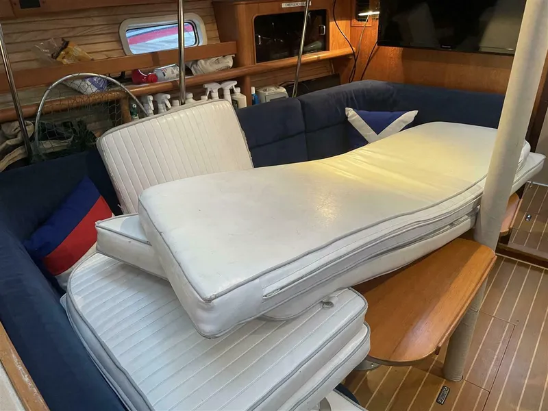 Slide: The Image of CATALINA YACHTS 380 Special 1997 - 15