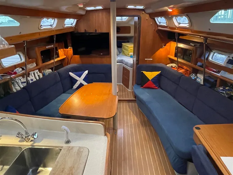 Slide: The Image of CATALINA YACHTS 380 Special 1997 - 6