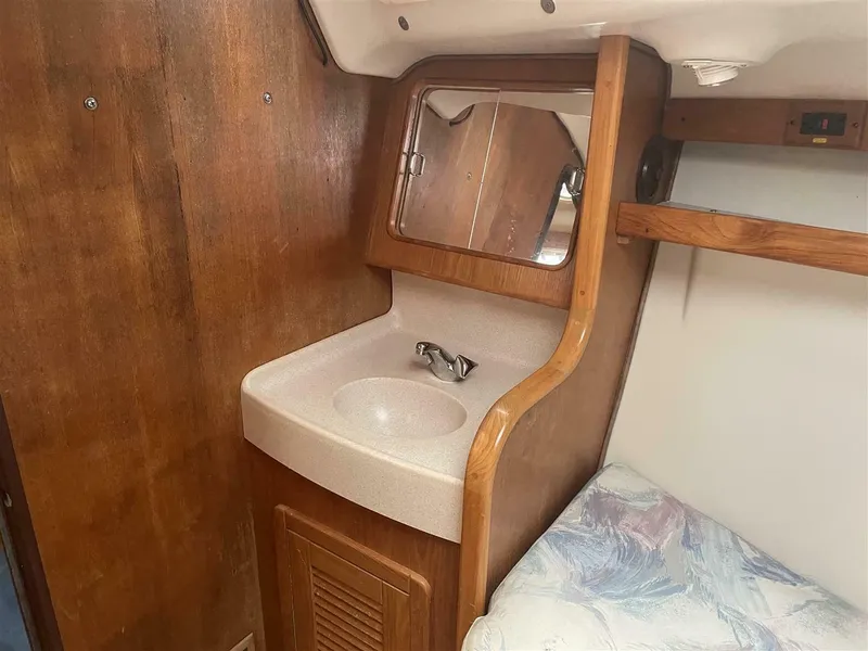 Slide: The Image of CATALINA YACHTS 380 Special 1997 - 9