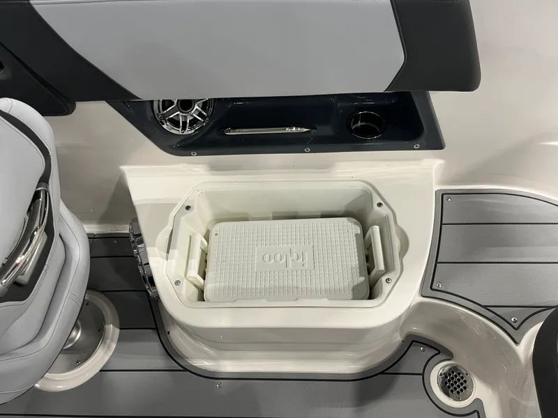 Slide: The Image of Chaparral 270 OSX 2025 - 10